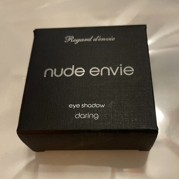 NUDE ENVIE Daring Eyeshadow in a Silver Mirrored Compact Brand New in Box NWT - Picture 2 of 4